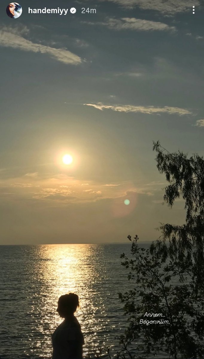 The silence and love in this photo are so loud. She’s just a girl missing her mom so much 🤍🦋

​Seeing her like this always hits different 🥺 Sending so much love and a virtual hug to our girl today 🫂 🌸

#HandeErçel
