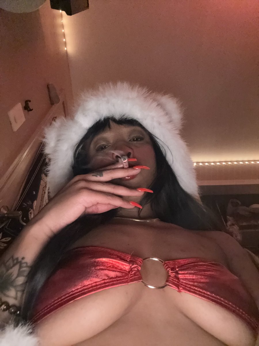 babeitsred's tweet photo. “All she do is work, fuck, Uber Eats, and get high” https://t.co/1bSiyok1Vu