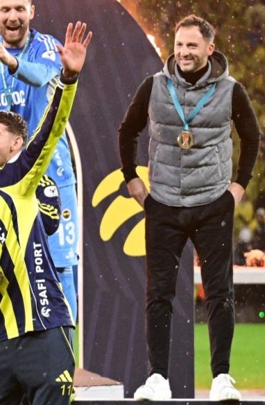 yescontextfb's tweet photo. Sanatçı, eserini izliyor.. https://t.co/ua9joHYEG6