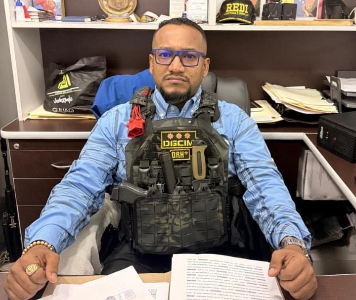 ¡Se los presento! Este funcionario de la DGCIM de nombre Frank Rodríguez en Nueva Esparta ( Margarita) está amenazando con meter preso a todo el personal del aeropuerto Santiago Mariño o a quién se alegre por la captura de Nicolás Maduro o manifieste su apoyo a la oposición