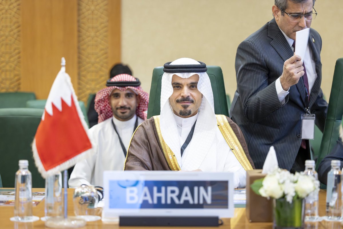 BahrainEmbKSA's tweet image. ترأس سعادة الشيخ علي بن عبدالرحمن بن علي آل خليفة، سفير مملكة البحرين لدى المملكة العربية السعودية الشقيقة والمندوب الدائم لدى منظمة التعاون الإسلامي، وفد مملكة البحرين في الدورة الاستثنائية الثانية والعشرين لمجلس وزراء خارجية الدول الأعضاء في منظمة التعاون الإسلامي.