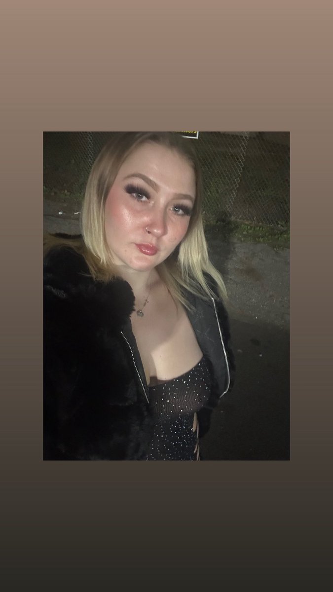 pytsnowflake's tweet photo. You Can tell who it is from the bac cause it heavy 💃🫵🏻🫴🏻💰 https://t.co/7HjdORXM2A