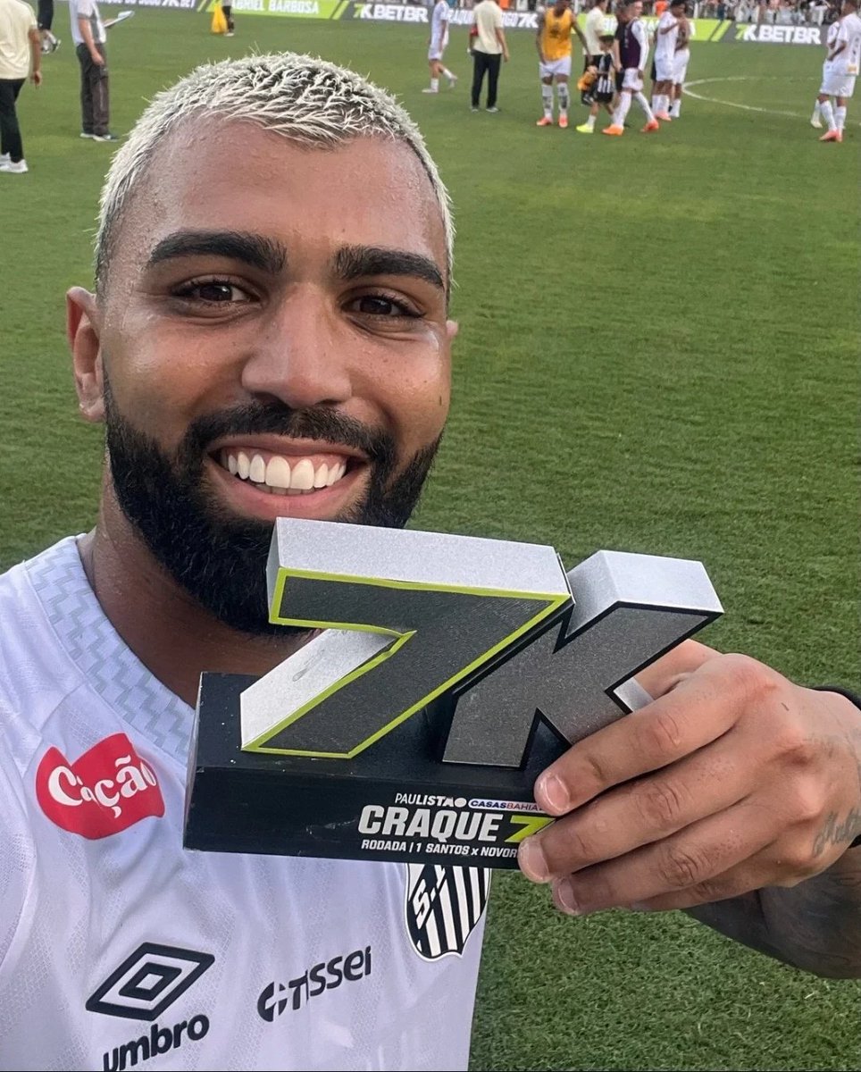 gabigolnoticias's tweet image. Selfizinha com o craque do jogo. 🤳😁🤍🖤🏆