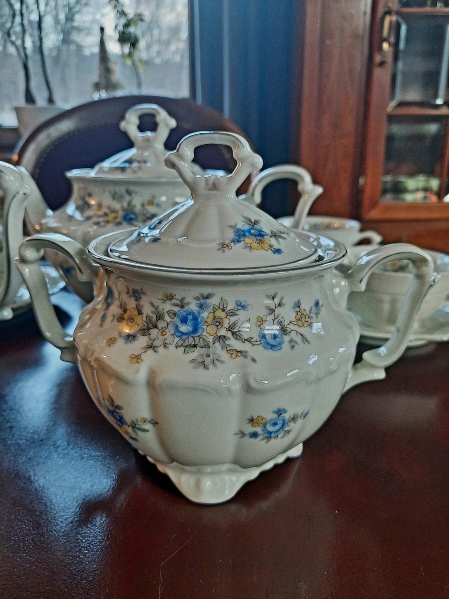 <a href="/Vera_Lesna/">Vera z Lasu 🛐🇵🇱</a> To jest stara sygnatura, wartościowa ta paterka. Fabryka już nie istnieje, zatem będzie cenniejsza. Poza tym Tielsch robił naprawdę piękne rzeczy, mieszkam tuż obok i mam kilka perełek.