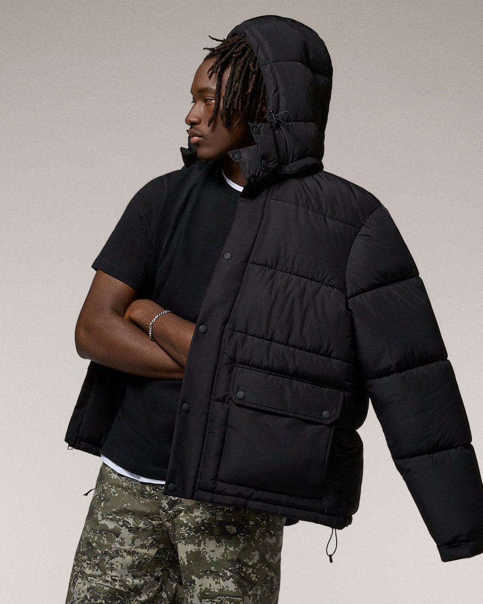 footlocker's tweet image. Elevate your wardrobe with the basics. ✨ 

Shop apparel in-store and online at Foot Locker.