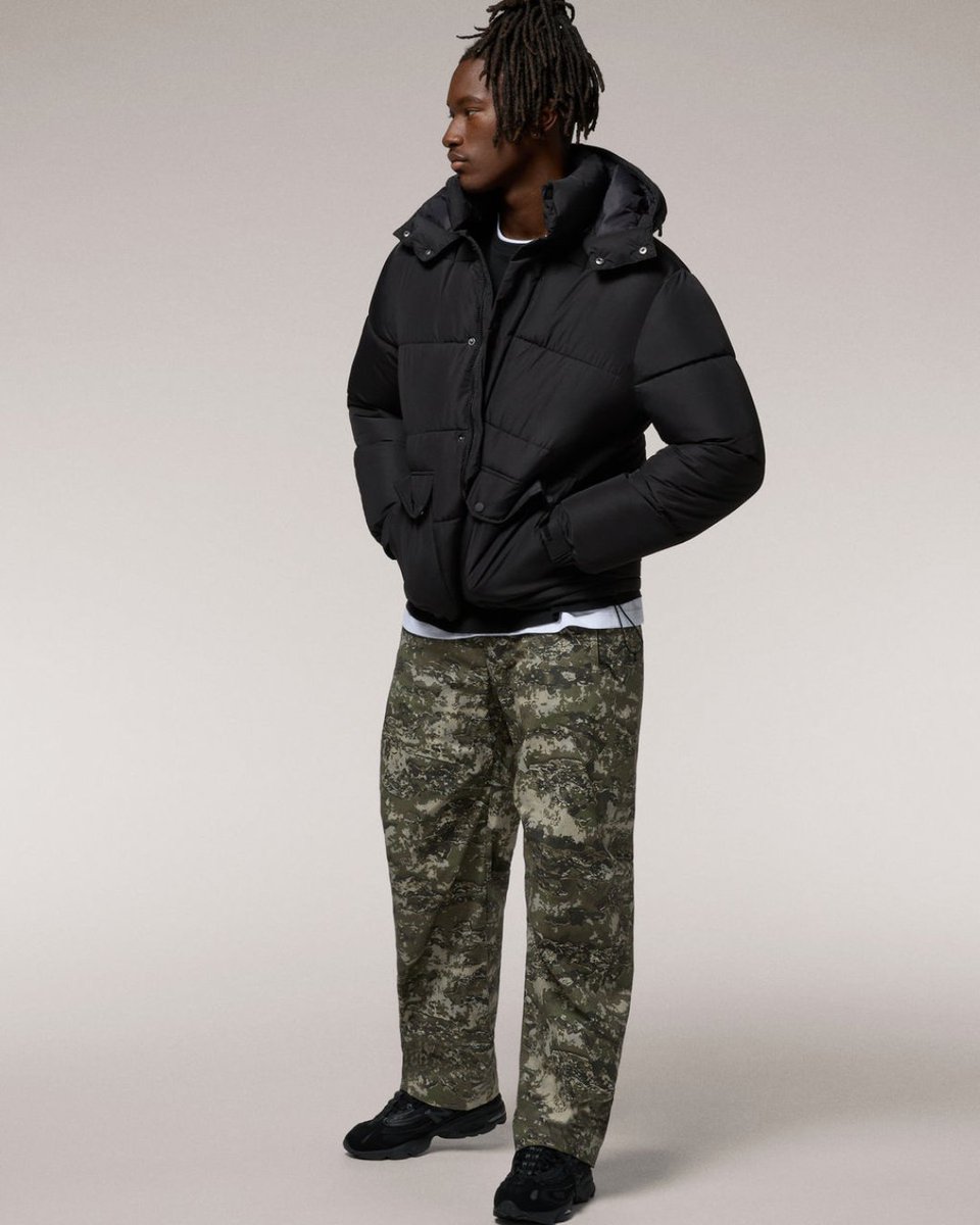 footlocker's tweet image. Elevate your wardrobe with the basics. ✨ 

Shop apparel in-store and online at Foot Locker.