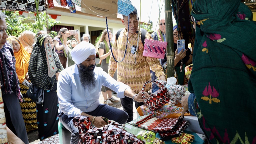 randeepssarai's tweet image. When women lead, communities grow resilient and economies thrive. I met inspiring women leaders from PEKKA and @Soliper_SP — grassroots change makers who, with Canadian assistance and aid, are able to create sustainable livelihoods while advancing gender equality.