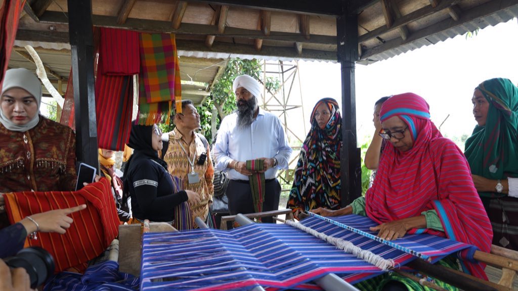 randeepssarai's tweet image. When women lead, communities grow resilient and economies thrive. I met inspiring women leaders from PEKKA and @Soliper_SP — grassroots change makers who, with Canadian assistance and aid, are able to create sustainable livelihoods while advancing gender equality.