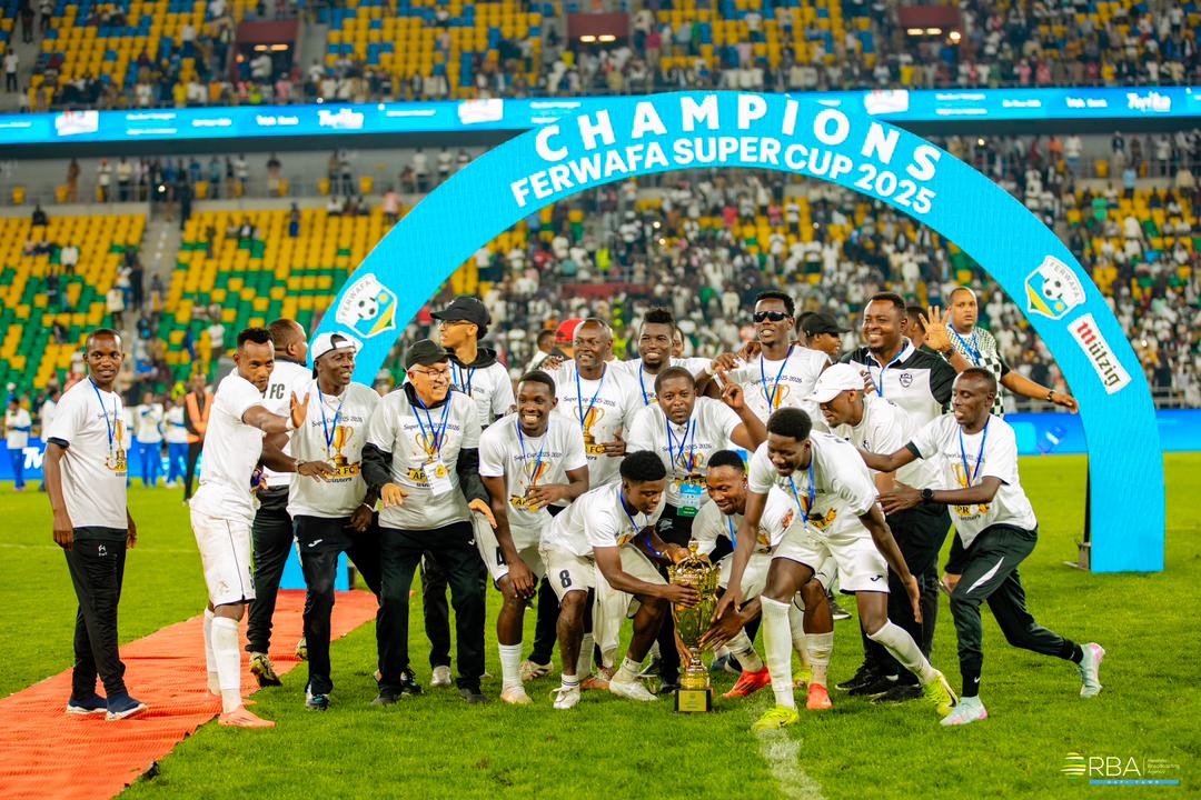 rbarwanda's tweet photo. 📸AMAFOTO📸

APR FC yegukanye Igikombe kiruta ibindi mu Rwanda, #FERWAFASuperCup2025, itsinze Rayon Sports ibitego 4-1.

Uyu mukino wabereye kuri Stade Amahoro, ku mugoroba wo kuri uyu wa Gatandatu. #RBASports

📸: @Nkuranga_ https://t.co/qyWF1yT4D7