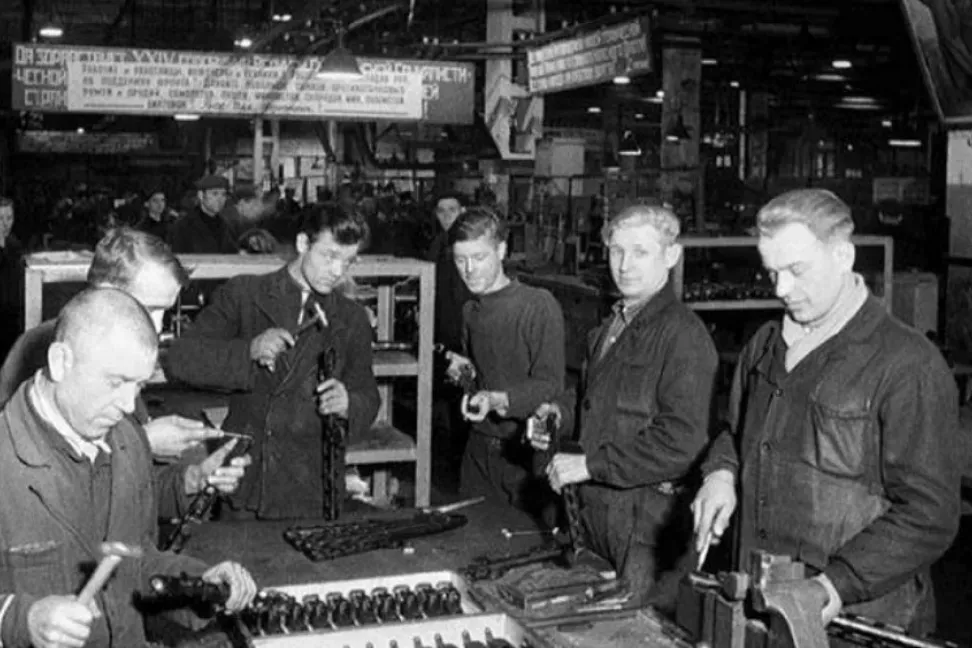 Tam 97 yıl önce SSCB’de çalışma süresi 7 saate indirildi

🛠️1 Mayıs'ın sembol taleplerinden birisiydi 8 saatlik işgünü. Neredeyse bir buçuk asır sonra işçi sınıfı bu ve diğer birçok talebin çok gerisinde bir dünyada yaşamaya mahkûm bırakılmış durumda. Oysa Sovyetler Birliği'nde