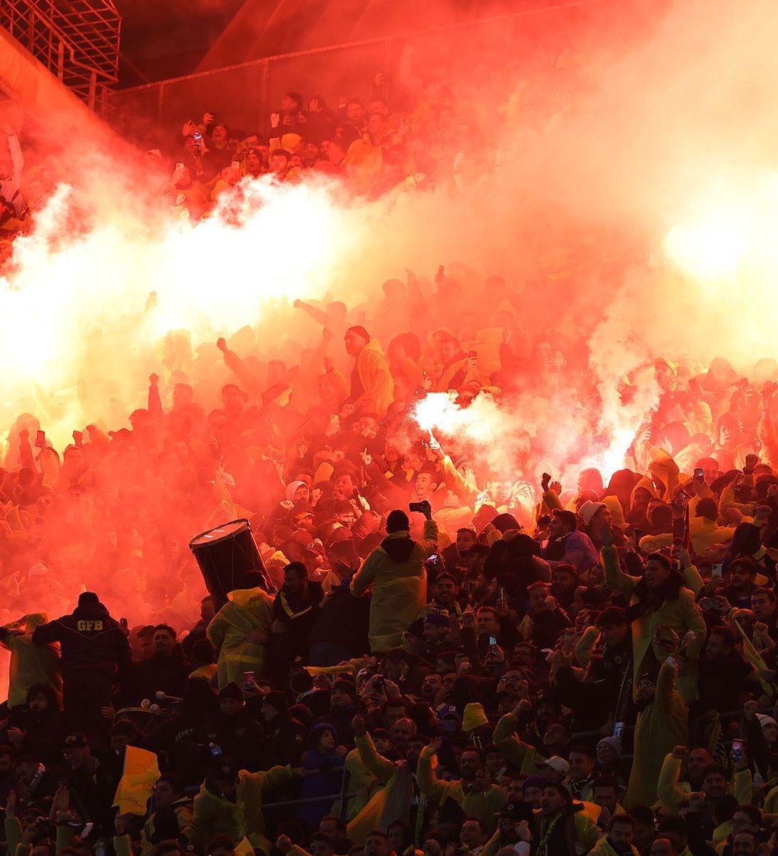 gencfborg's tweet photo. Yağmur ve çamur dinlemeden, engel tanımadan bu akşam Olimpiyat Stadyumu’nda unutulması mümkün olmayan ve her zaman akıllarda kalacak eşsiz atmosferin oluşmasında emeği geçen, okulundan ve işinden feragat ederek vaktini harcayan, hayatını Fenerbahçe’ye adayan tüm tribün emekçisi kardeşlerimize teşekkürlerimizle.

YAŞA, VAR OL FENERBAHÇE! ✊🏻