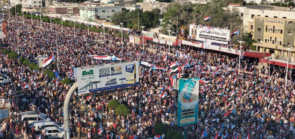 EDayanoof's tweet image. The real crisis does not lie in “Southern
The crowds in Aden are not a legitimacy crisis
but a declaration of the end of a legitimacy that no longer sees or hears
The people do not ask for recognition—they impose representation
#AdenProtests
#SouthArabia
#RightToSelfDetermination