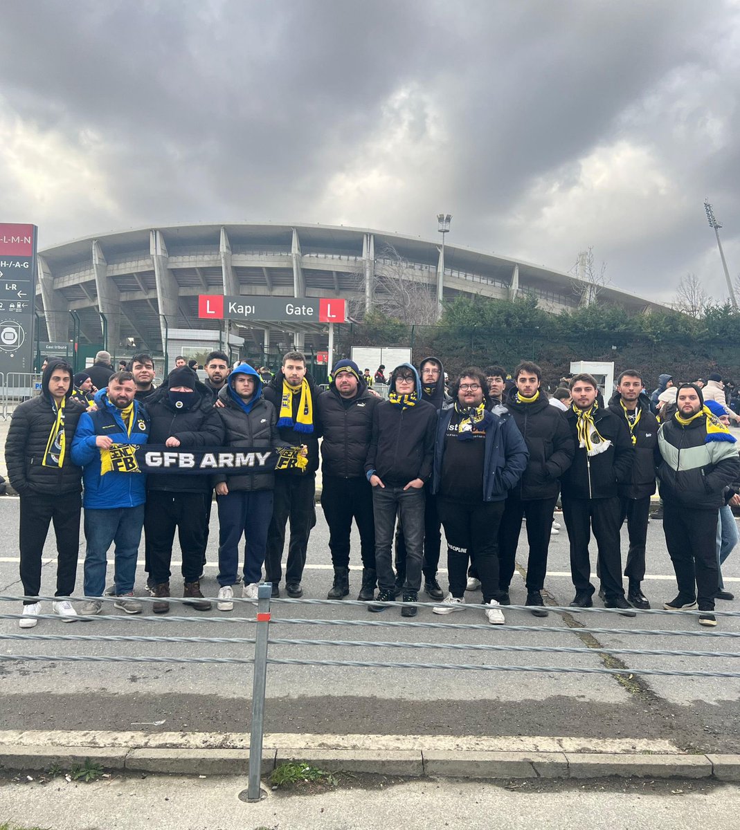 Aşkınla sırılsıklam olmuş bir gençliğimiz var! :) 

#GFBARMY