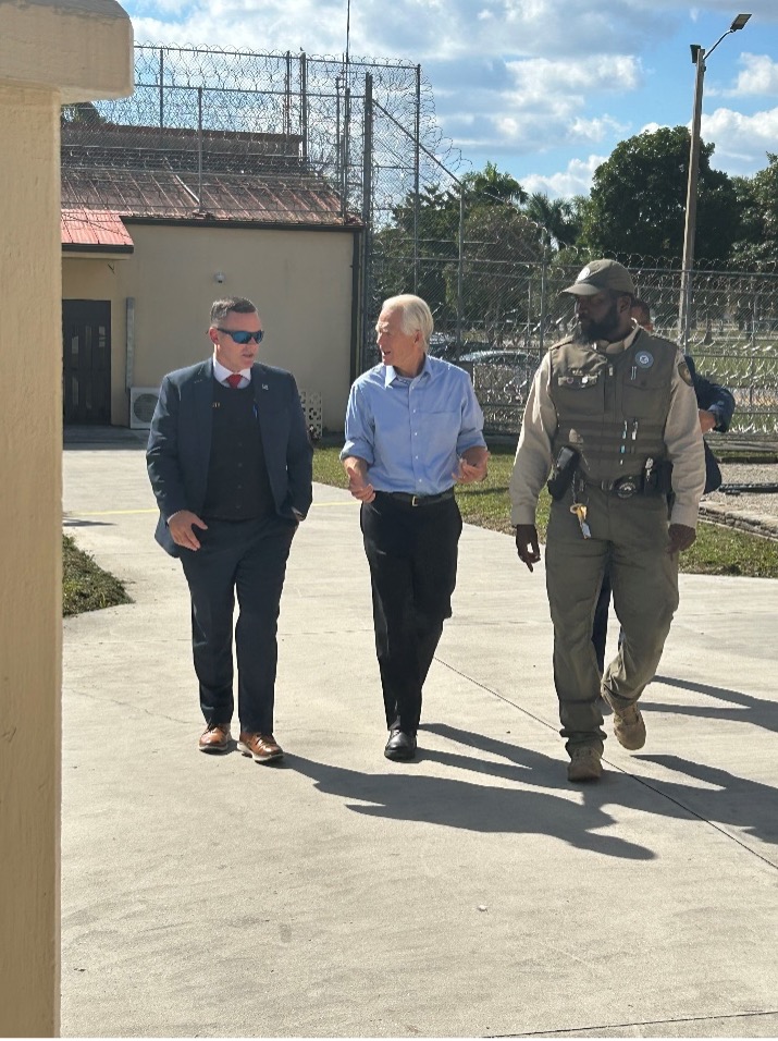 RealPNavarro's tweet image. 🧵Prison didn’t change me at all. I changed prison.

I went there to defend the Constitution on principle, and turned myself into an investigative reporter, uncovering a $5 billion scandal.

Over the holiday, I returned to the place of my political imprisonment – FCI Miami – to…