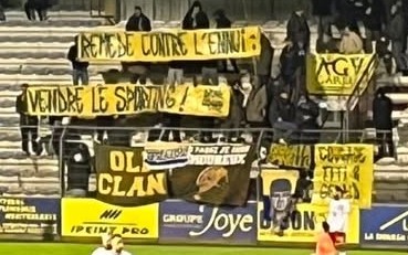 A Claude Joye qui déclarait il y quelques jours à la presse qu'il s'ennuyait en N2, les #supporters ont répondu ce soir contre <a href="/etoilefc83/">Etoile FC - Fréjus / Saint-Raphaël</a>  : "Remède contre l'ennui : vendre le <a href="/sportingtoulon/">Sporting Club Toulon</a>  !"