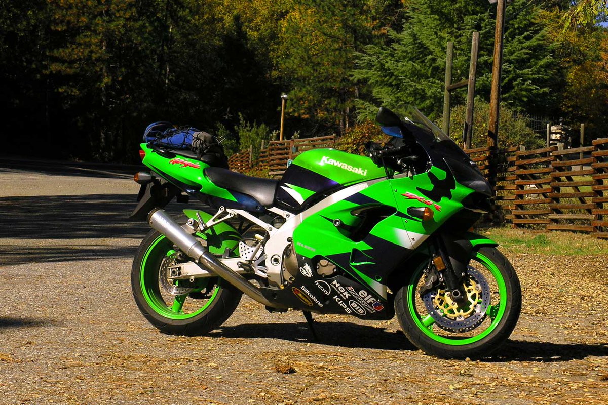 9rNet's tweet photo. @TotalMotorcycle This old California variant Kawasaki Ninja #ZX9R #KawasakiNinja with all of its original sealed fuel evaporative emissions system equipment, RAM-Air fuel vapor cut-off valve part# 16126-1288 aka 16126A. https://t.co/WSFthQo8GO