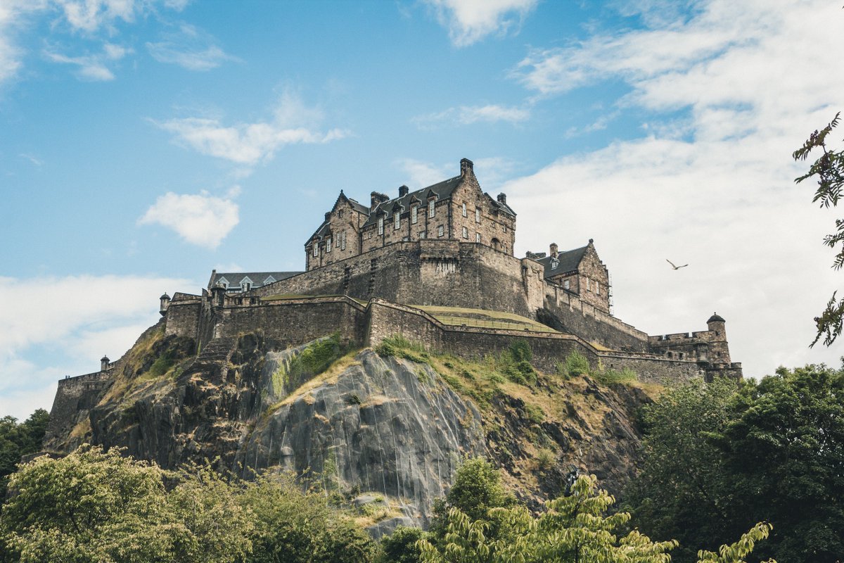 TripIt's tweet photo. Planning a trip to Edinburgh? 🏴󠁧󠁢󠁳󠁣󠁴󠁿 Find out where to fly in, eat, stay, and play—plus how to get around—in our City Break guide. https://t.co/aL0rmsV5E7 https://t.co/uQLFTSWY3N
