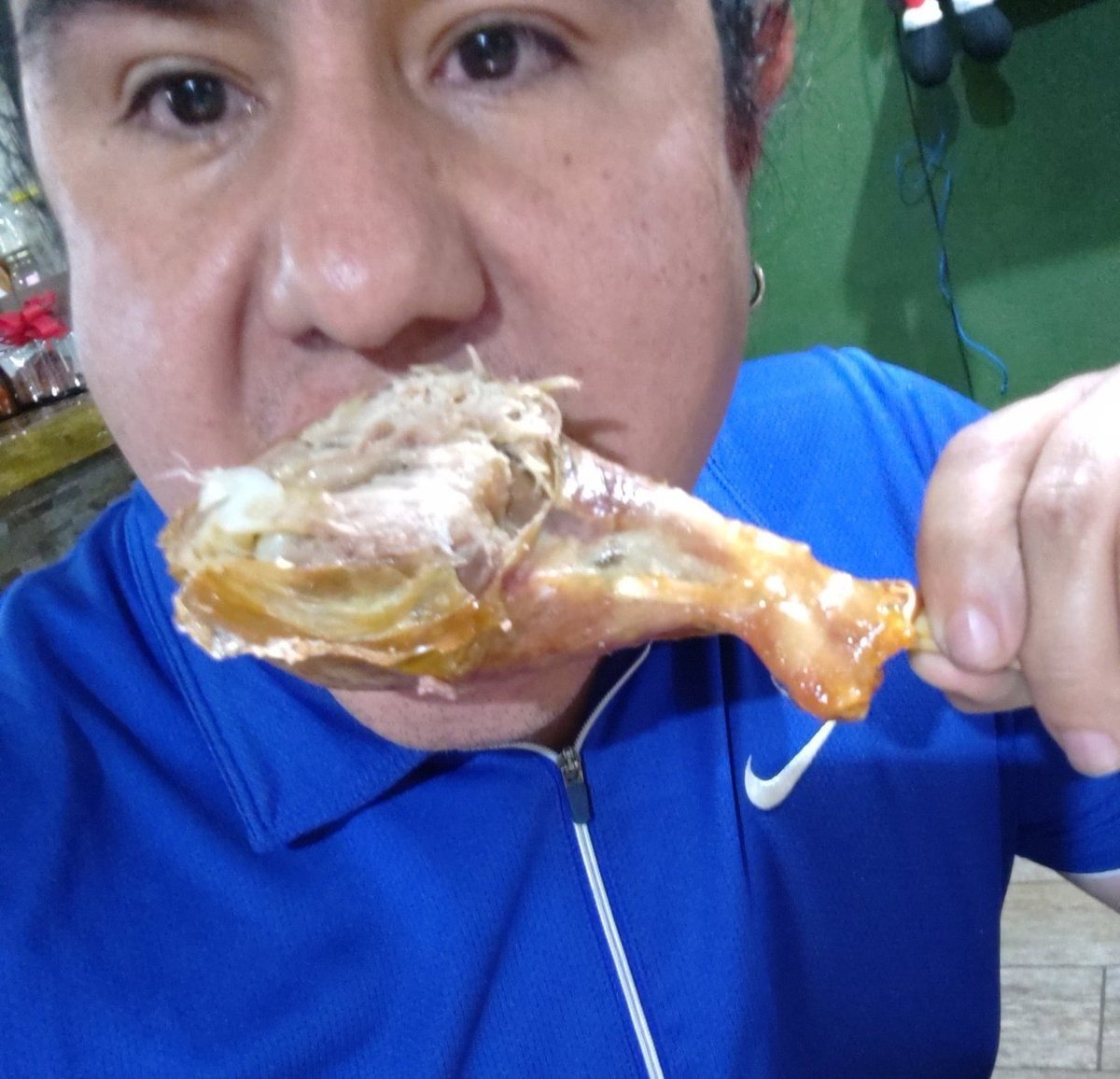 ¿Alguna mujer que le quiera cocinar a este pobre?

Véanlo, se muere de hambre.