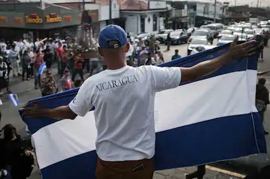 nomixcol's tweet photo. Nicaragua libera presos políticos por aniversario del Gobierno y con EE. UU. presionando

El Gobierno nicaragüense no aportó detalles de los liberados, pero EFE pudo confirmar con sus familiares la liberación de al menos siete opositores.

El Gobierno de Nicaragua, que copresiden Daniel Ortega y Rosario Murillo, anunció este sábado la liberación de “decenas de personas” que permanecían detenidas, entre ellas, según pudo confirmar EFE y varias organizaciones, presos políticos, una excarcelación que se produce por el aniversario de los 19 años del Ejecutivo en el poder y en medio de presiones de Estados Unidos.

“El Pueblo Presidente anuncia a Nicaragua Bendita y Siempre Libre, que con motivo de la Conmemoración de nuestro 19 Aniversario, han retornado a sus Hogares y Familias decenas de Personas que permanecían en resguardo de las Autoridades Pertinentes”, informó el Gobierno nicaragüense en un comunicado

#Nicaragua #PresosPoliticos #Centroamérica