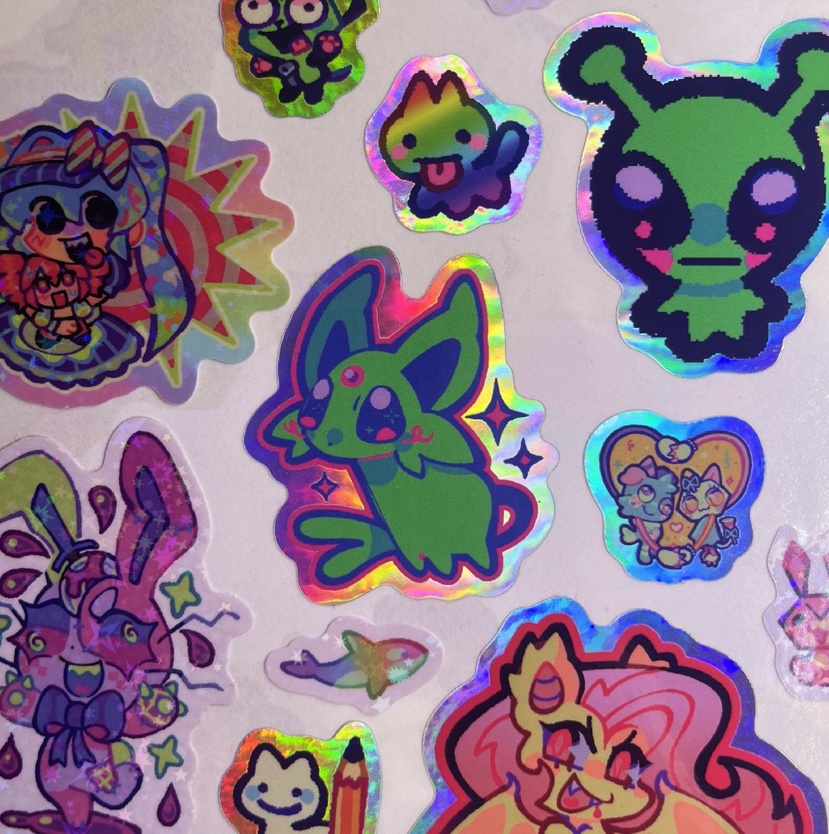 carrot_andlemon's tweet image. 🌈sticker cluuuub! ive been stagnating at around 30 members for a while, id really love some more &amp;gt;:3 
every month youll get a 2" holographic/glitter sticker mailed to you ^__^ please consider joining as i need some help! 
♻️+❤️ = THANK U I LOVE U