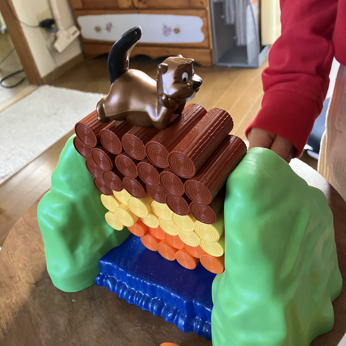 nusfrog's tweet image. 三重県の嫁様の実家に唯一あるボドゲ🦫
『ビリービーバー』

このビーバーのビリーくんは振動を感知すると、ホラー映画に出てくる呪われしマスコットですか！？くらいヤバい声で鳴く❗️「キャーキャギャギャキャーハーッ」🥶
「@⭐︎？×！」🥶怖くて真剣になれます🦫