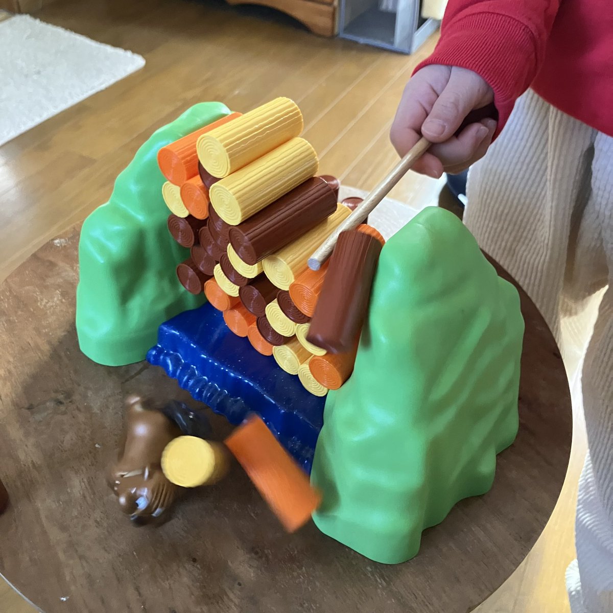 nusfrog's tweet image. 三重県の嫁様の実家に唯一あるボドゲ🦫
『ビリービーバー』

このビーバーのビリーくんは振動を感知すると、ホラー映画に出てくる呪われしマスコットですか！？くらいヤバい声で鳴く❗️「キャーキャギャギャキャーハーッ」🥶
「@⭐︎？×！」🥶怖くて真剣になれます🦫