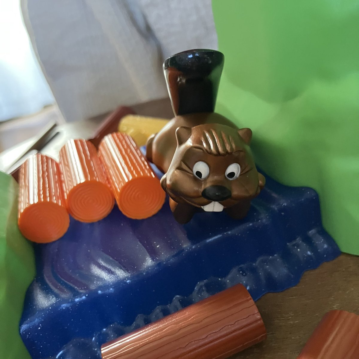 nusfrog's tweet image. 三重県の嫁様の実家に唯一あるボドゲ🦫
『ビリービーバー』

このビーバーのビリーくんは振動を感知すると、ホラー映画に出てくる呪われしマスコットですか！？くらいヤバい声で鳴く❗️「キャーキャギャギャキャーハーッ」🥶
「@⭐︎？×！」🥶怖くて真剣になれます🦫