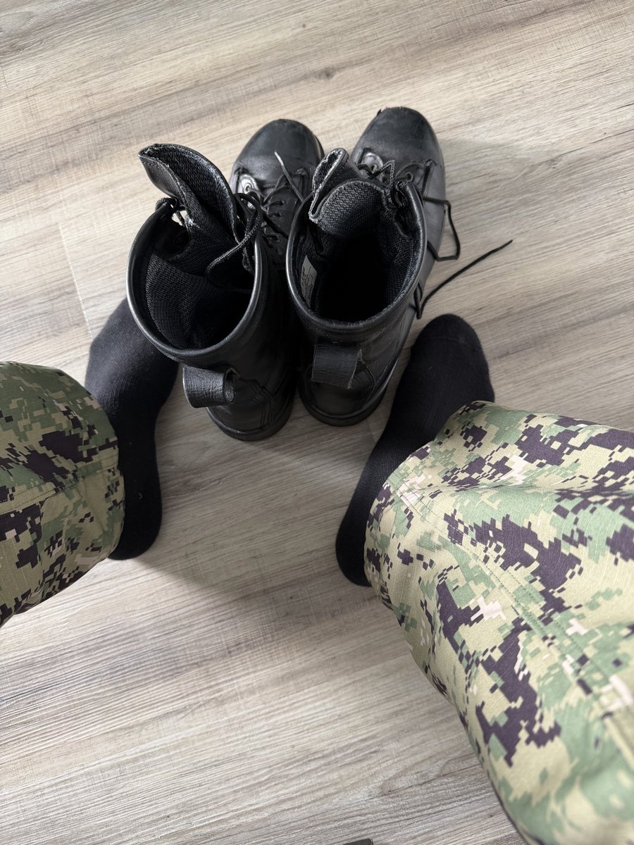 danicaniforni's tweet image. After a long day. 👃 

#militaryfeet #spicylink #sniff #militarygay