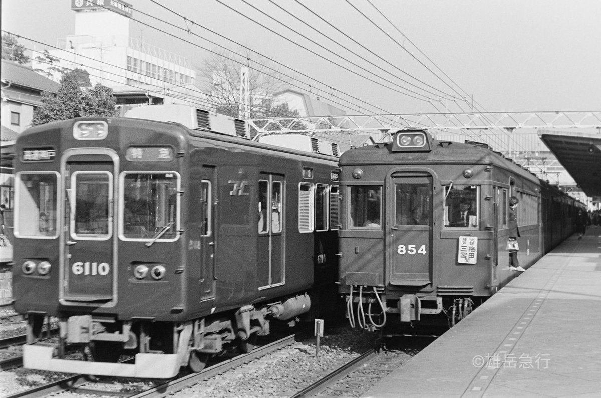 ボツコマにも脚光(笑)

これは初めから並びを狙った訳ではなく、停車中の854を撮ってたら特急の音が聞こえて慌てて少し下がってシャッターを切ったのだったか…

実際6110は900系の代替新造みたいなものでしたので、ちゃんと狙って撮るべきシーンだったのですが(泣)

1976年冬撮影

#阪急6000系50周年