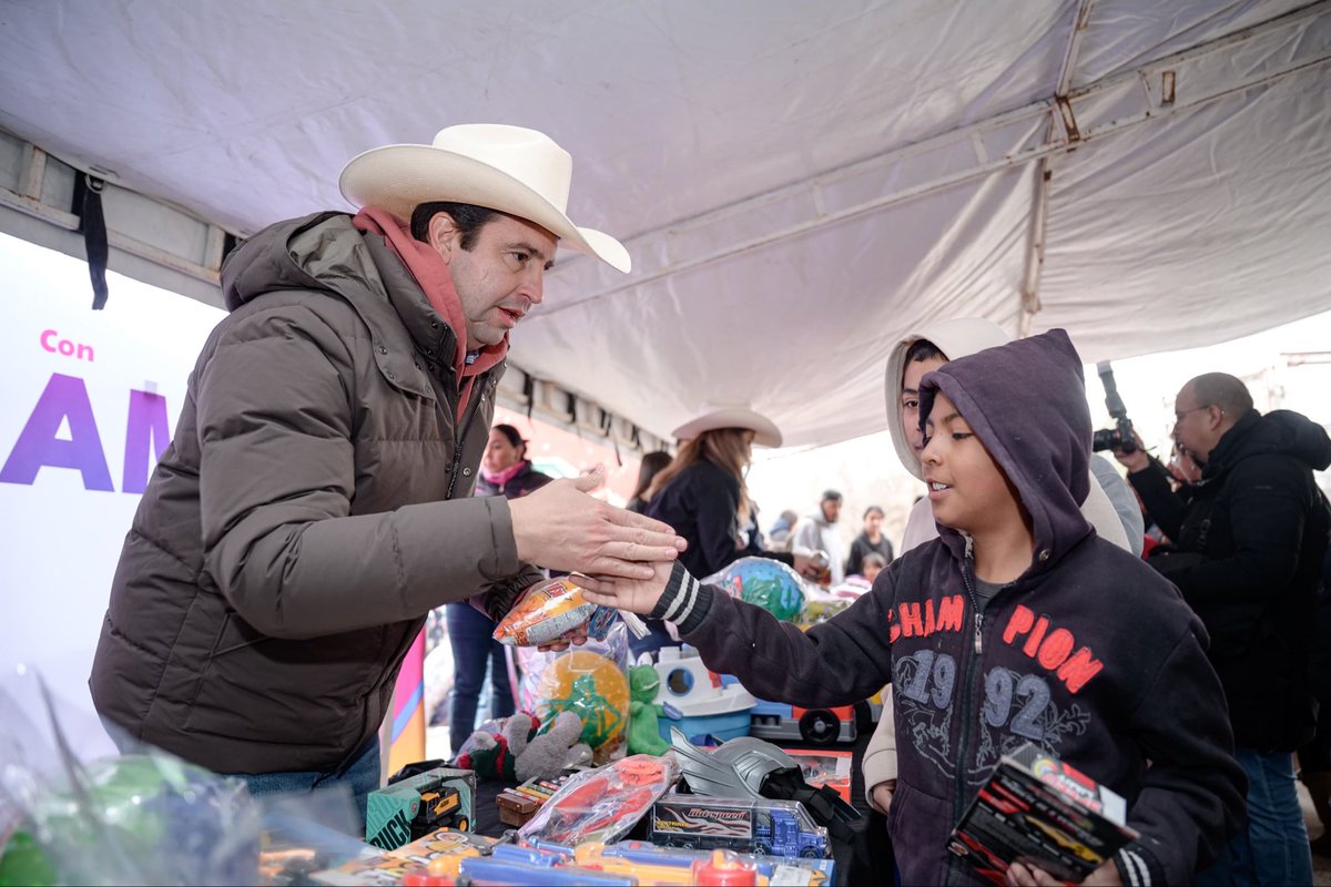 javierdiazglz's tweet image. Junto a Luly, desde San Francisco del Ejido, llevamos el camión de Amor en Movimiento con servicios médicos gratuitos. También compartimos la Rosca de Reyes, chocolate caliente y juguetes para las niñas y los niños. (1/2)