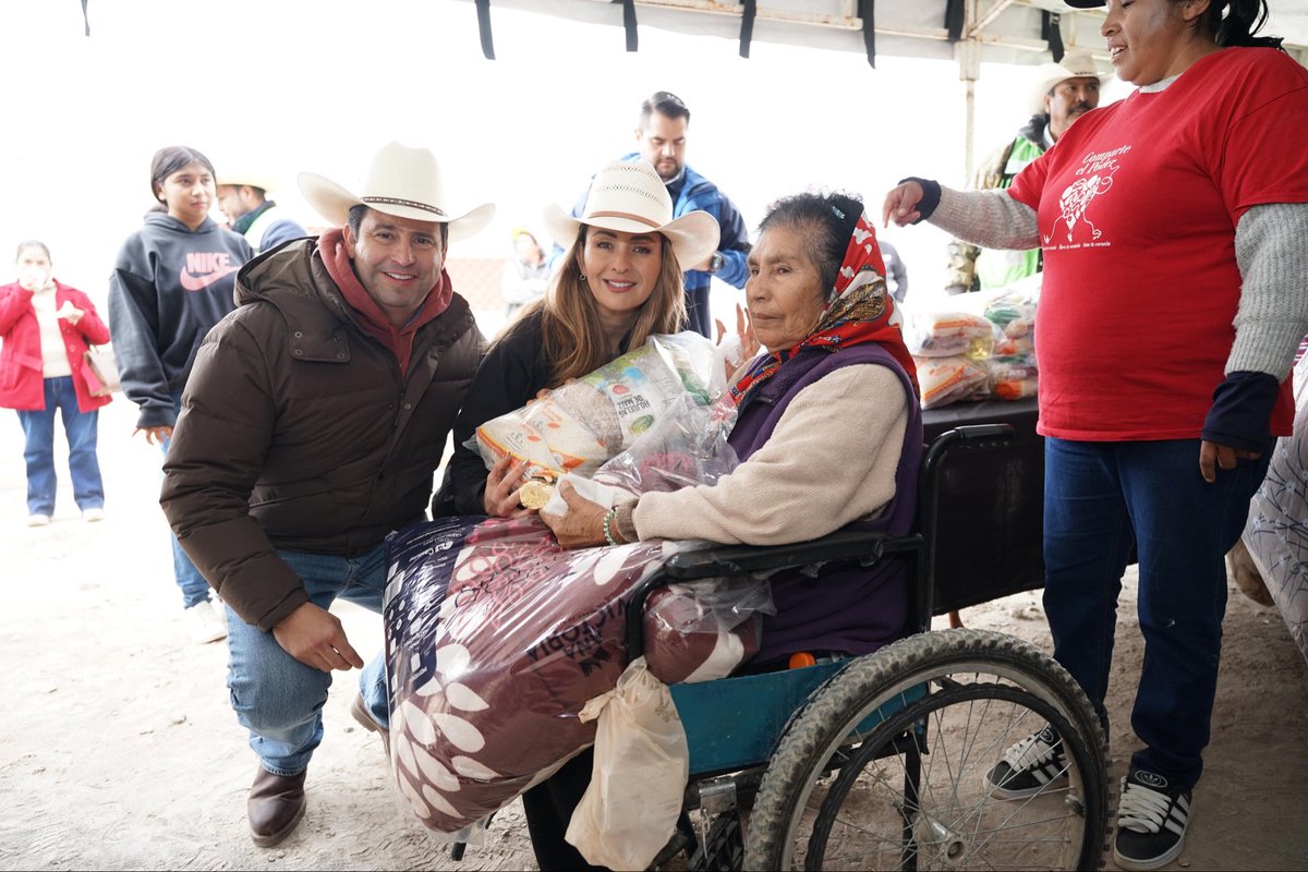 javierdiazglz's tweet image. Junto a Luly, desde San Francisco del Ejido, llevamos el camión de Amor en Movimiento con servicios médicos gratuitos. También compartimos la Rosca de Reyes, chocolate caliente y juguetes para las niñas y los niños. (1/2)