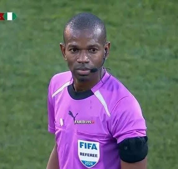 لو كنت لاعب من لاعبي الخضر هذا الحكم اعطيه كف على وجهه يرى به النجوم.ذالك الكف افضل من كأس افريقيا.حكم مرتشي للأسف ليس باءمكاني الدخول له في شاشة التلفاز لكنت اكلت لحمه قهرنا الله يقهره.الضلم ضلمات يوم القيامة.لكن هذا لهوايش لا يعرفون شيء سوى اموال الحرام والطاعة لاسيادهم