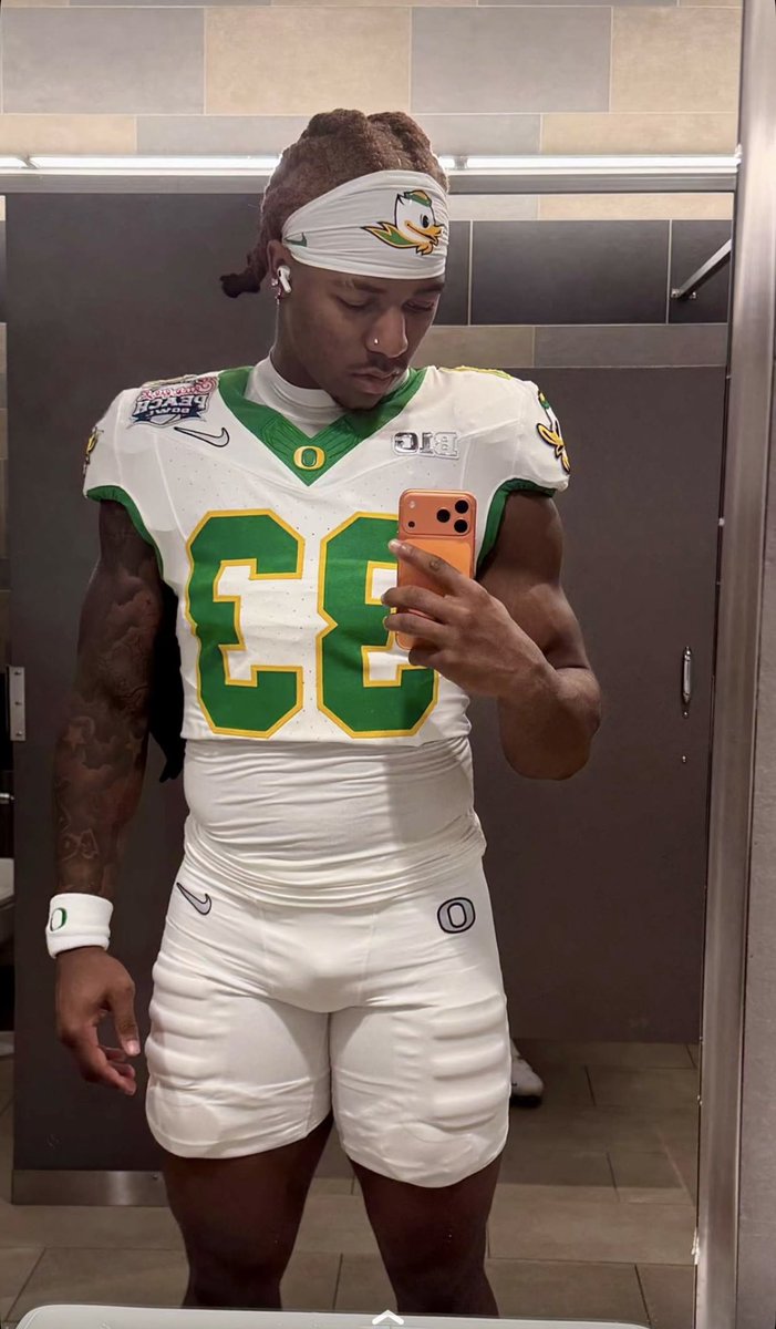 LoadedMag3's tweet image. This why Oregon lost, right here. Bruh taking mirror selfies before the biggest game of his life 🤣🤣🤣🤣
