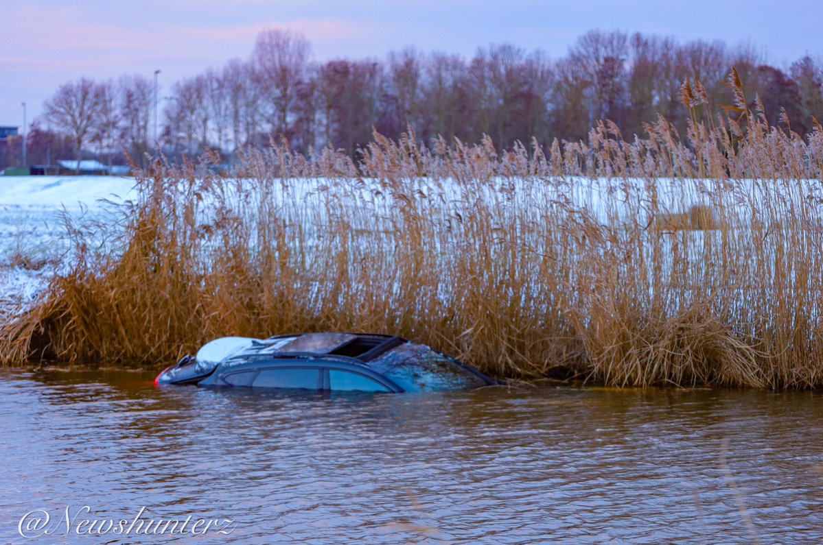 Auto door gladheid te water op Machineweg Ouderkerk a/d Amstel