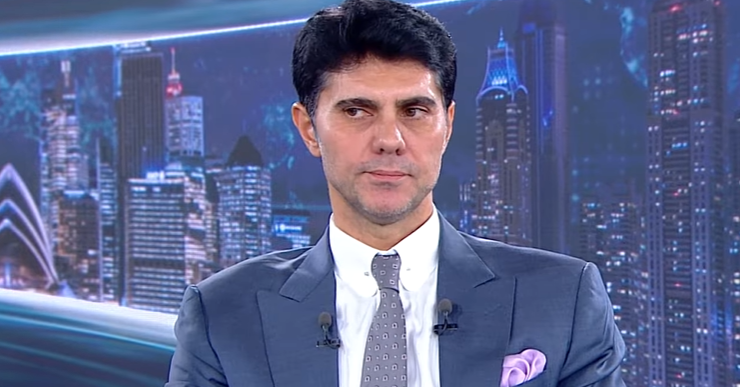 🔥Çok Beğenilen Berk Dinçtürk Yayınından Öne Çıkan Notlar,

🌍 Jeopolitik &amp; Yeni Dünya Düzeni
Trump'ın müdahalesinin sonrasında petrol arzını artıracağını ve bu durumun enflasyonu düşürerek Fed'in elini rahatlatacağını söylüyor.
Trump Venezuela yönetimini ele geçirdikten sonra şu