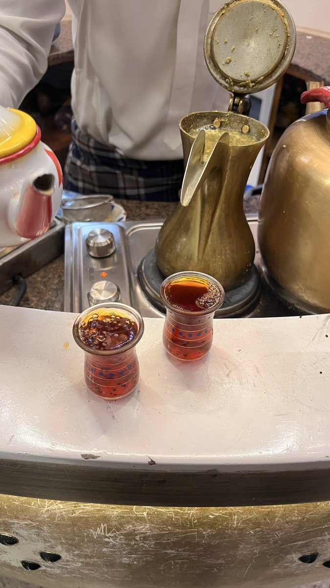 يعدل مزاجي كل ماخربوه الناس
انا وين ابلقى واحدٍ كنه الشاهي