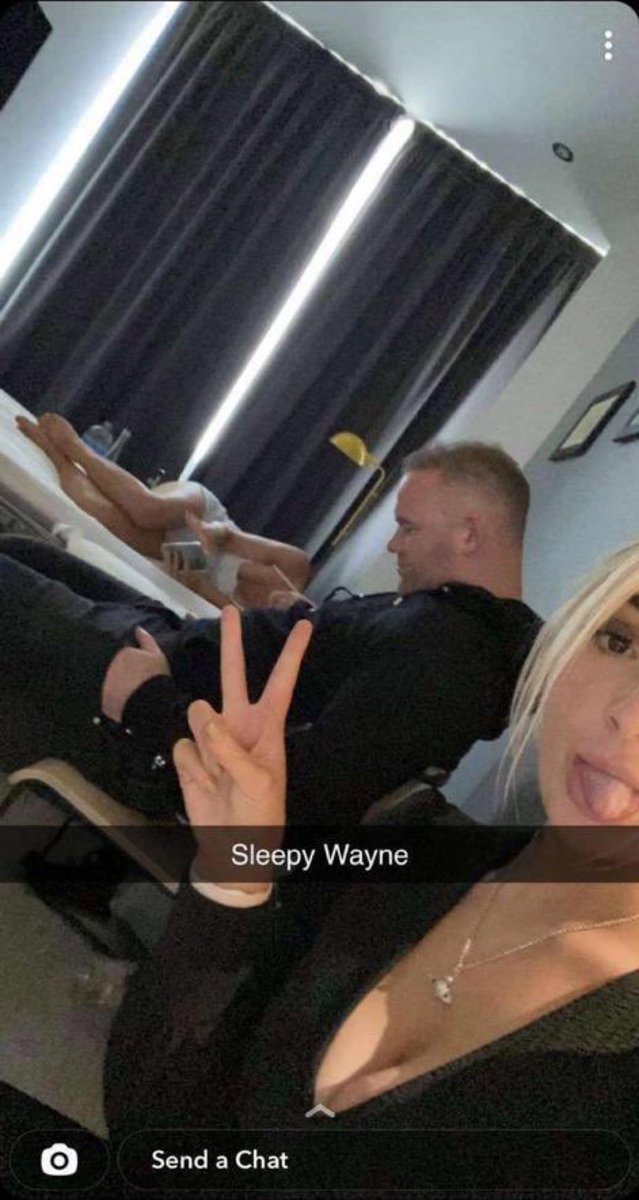 dylxnrld's tweet image. L’aura de zinzin de Rooney sur cette photo