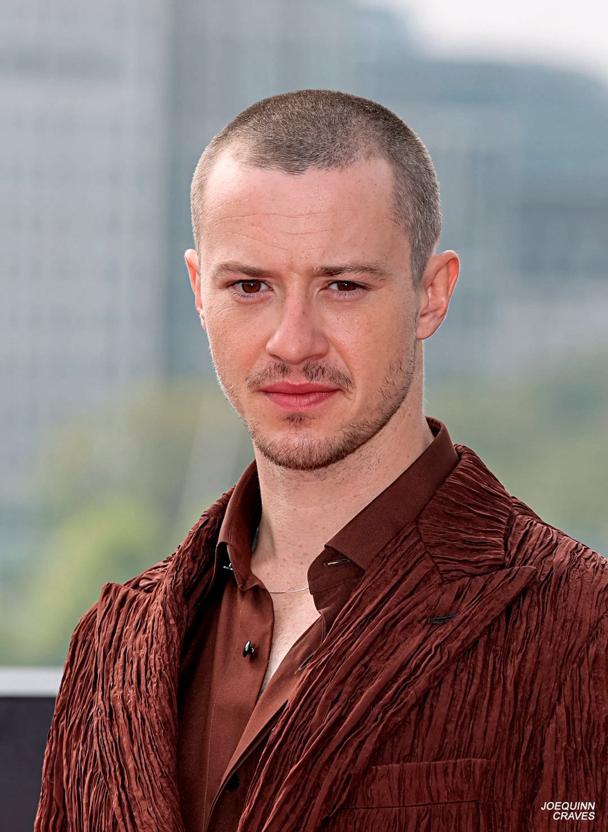 joequinncraves's tweet image. joseph quinn in 4k