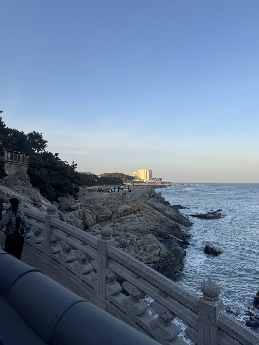 EONsday's tweet photo. 📍해동용궁사

들어가면 바로 호떡집 보이고 조금만 더 들어가면 염주 파는곳에 메인즈 소원팔찌 팔아요!!

마지막 사진 저멀리 철장은 작년 ���맘때 승언이가 보낸준 사진 장소로 추정중 https://t.co/weAd2IHh80