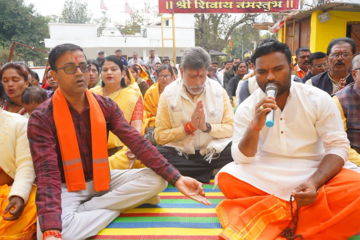 c4chandrakar's tweet photo. सोमनाथ स्वाभिमान पर्व हमारी आध्यात्मिक परंपरा का एक सशक्त प्रतीक है, जिसे देशभर मे�� पूरी श्रद्धा, भक्ति और उल्लास के स���थ मनाया जा रहा है।आज माननीय प्रदेश अध्यक्ष एवं जगदलपुर विधायक श्री किरण सिंह देव जी के साथ महादेव घाट मंदिर में ओंकार मंत्र के दिव्य जाप करने का सौभाग्य मिला https://t.co/WacQnON2Hk