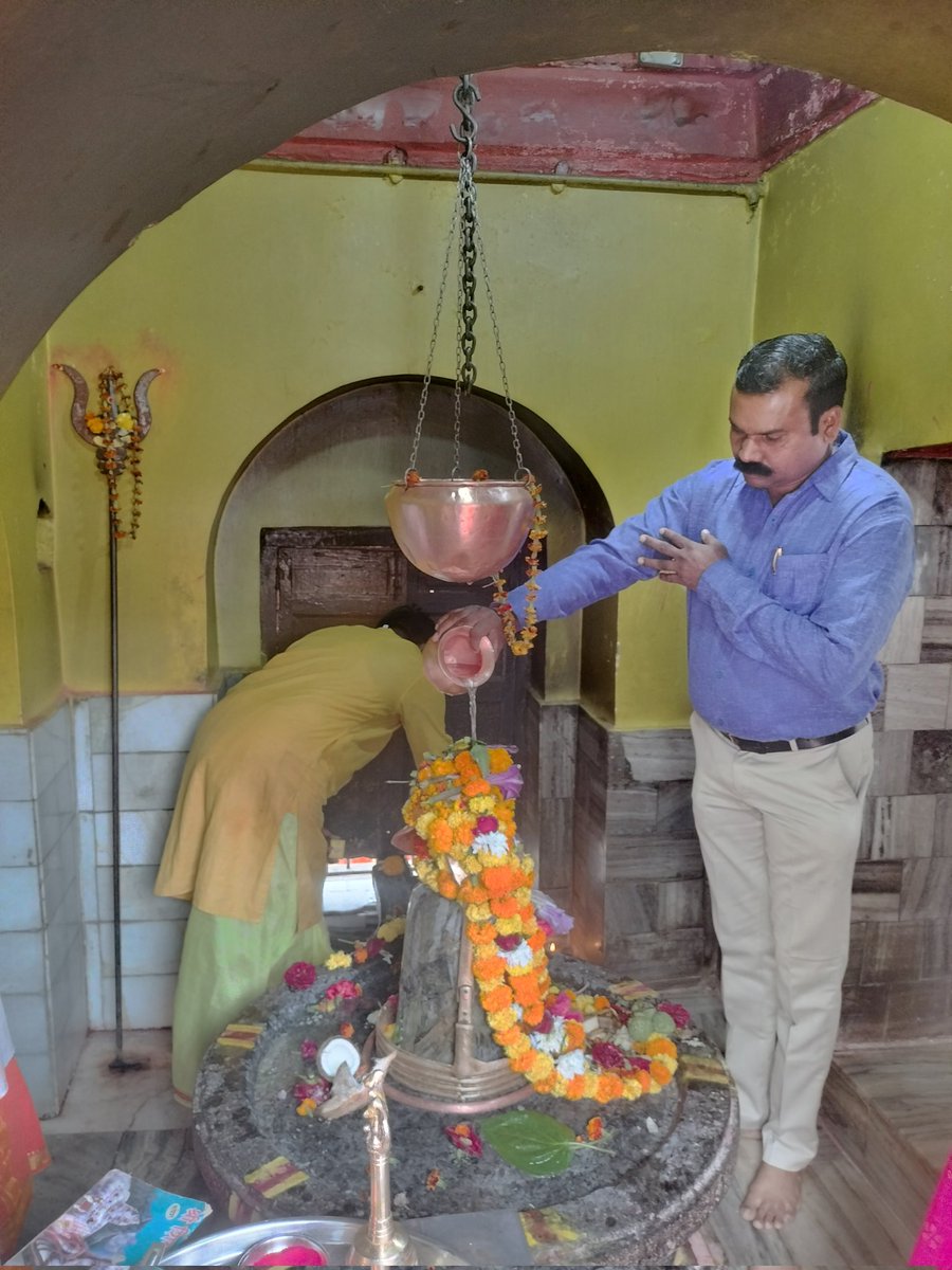c4chandrakar's tweet photo. सोमनाथ स्वाभिमान पर्व हमारी आध्यात्मिक परंपरा का एक सशक्त प्रतीक है, जिसे देशभर मे�� पूरी श्रद्धा, भक्ति और उल्लास के स���थ मनाया जा रहा है।आज माननीय प्रदेश अध्यक्ष एवं जगदलपुर विधायक श्री किरण सिंह देव जी के साथ महादेव घाट मंदिर में ओंकार मंत्र के दिव्य जाप करने का सौभाग्य मिला https://t.co/WacQnON2Hk
