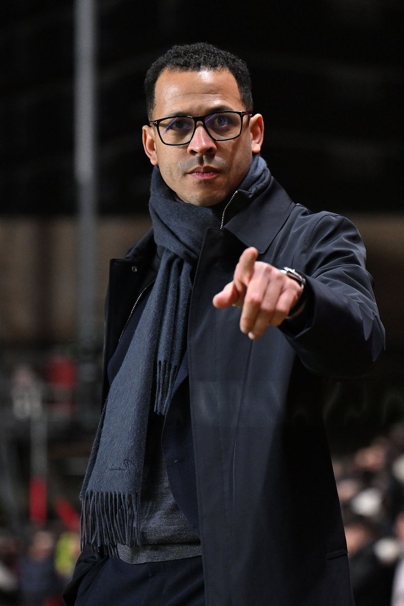 CFCJnR's tweet image. Chelsea couldn't get through teams centrally, pressed poorly, midfield far apart, couldn't pen teams back, create lots, never returned to shape quick.

Rosenior changed this all in his first game, Maresca couldn't do this against Lincoln or Cardiff, forget Charlton.

Fine Start.