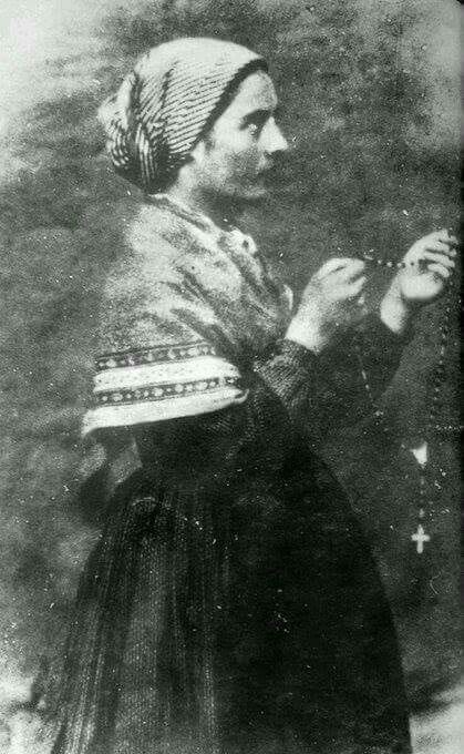 «Yo no hice estudios y soy muy ignorante, pero sé rezar mi Rosario, y con él logro comunicarme con nuestro Señor y con la Virgen Santísima» 

Santa Bernardita Soubirous