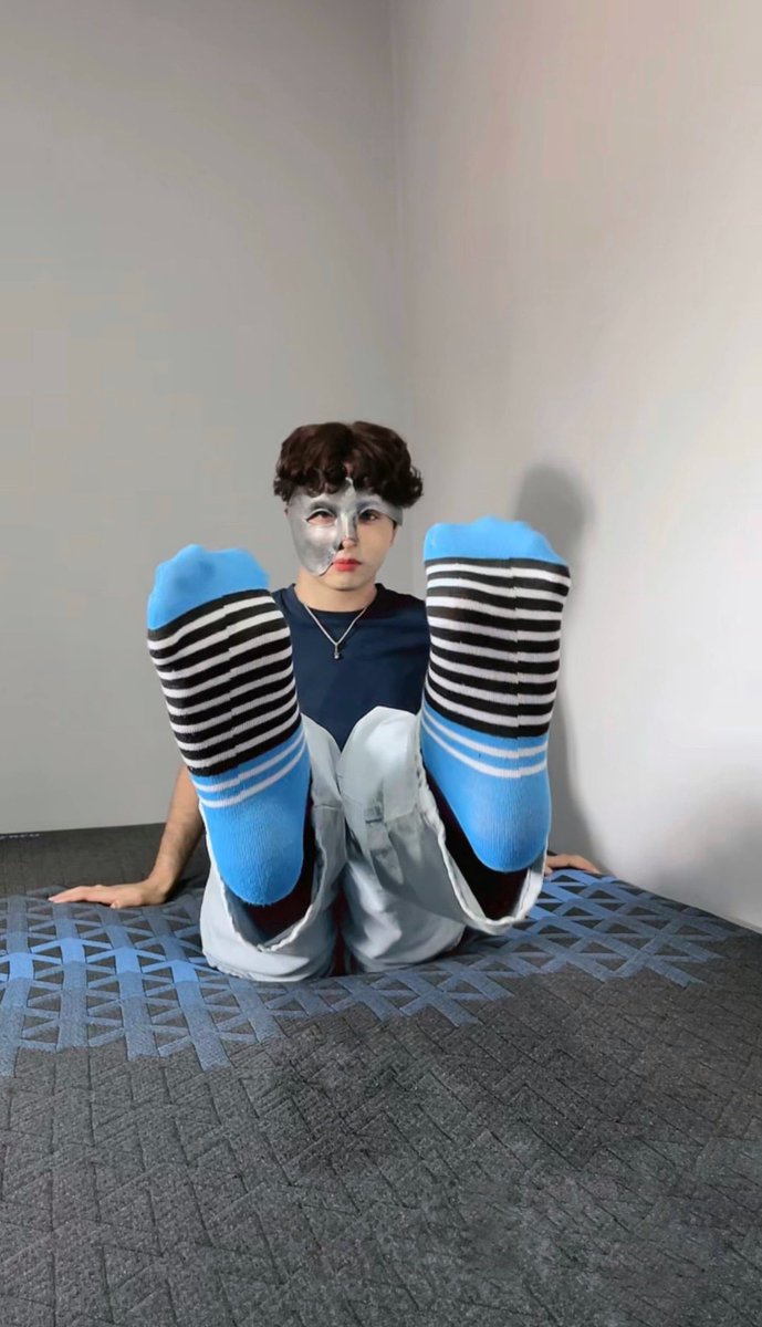 ticklemesoft19's tweet photo. Socks 🧦#feet #socks #feetfetısh https://t.co/HVqps7evTK