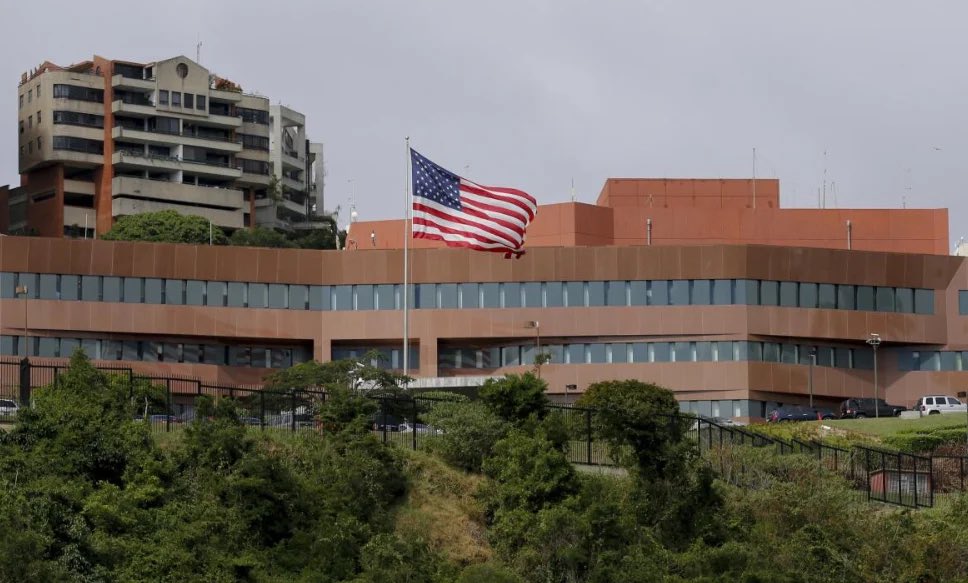 🚨| ÚLTIMA HORA: La Embajada de Estados Unidos en Caracas, emitió una alerta de seguridad urgente, advirtiendo a los estadounidenses que abandonen Venezuela tan pronto como sea seguro debido a los crecientes riesgos.🇺🇸🇻🇪