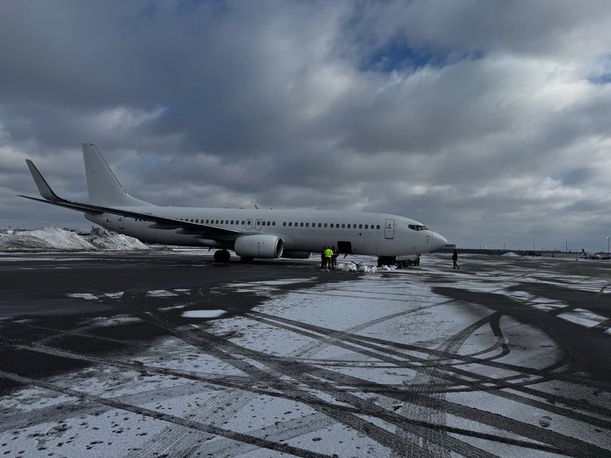 EricLDaugh's tweet image. 🚨 BREAKING: A DEPORTATION FLIGHT in Minneapolis is about to take off!

The plane is being filled with law-breaking illegals

Good RIDDANCE! 🔥👋🏻