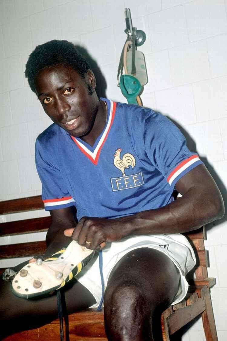 FTBLsection's tweet photo. In the 1970s, Jean-Pierre Adams was one of the brightest defenders in French football. He played for PSG, Nice, and the national team.

In 1982, he checked in for a simple knee operation. But a mistake during anesthesia left him in a coma, one he would never wake from. He stayed in that state for 39 years.

His wife, Bernadette, stayed too. She refused to leave his side.

She fed him, bathed him, and spoke to him... every single day.

Until the day he passed in 2021.