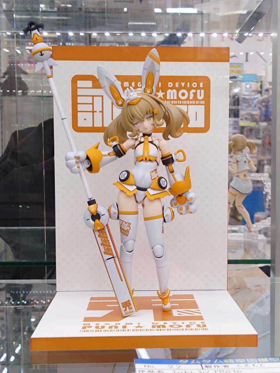 この展示方法、台座の支柱が目立たないし、作品との一体感+空間として独立するから流行りまくって欲しい。