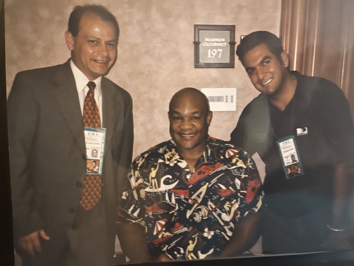 ecamarena1's tweet photo. Hoy habría cumplido 77 años el gran George Foreman. Magnífico campeón mundial de Peso Completo, tremendo noqueador -68 Ko’s en 76 triunfos- y campeón olímpico en México 1968. En la foto, con el buen amigo Armando Lázaro y un servidor, en el año 2000. https://t.co/cS236yE1xc