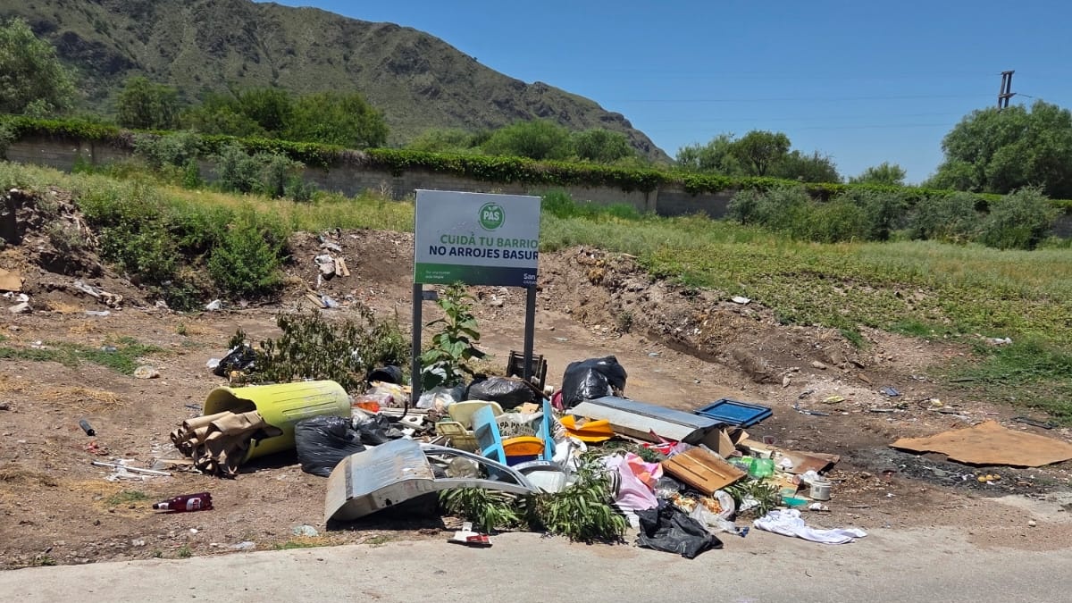 Vayas donde vayas, la postal es la misma: basura. No importa si es el norte, el este o el sur de San Luis, se ve en toda la ciudad. ¿Dónde está la Municipalidad? ¿Dónde está Gastón Hissa?